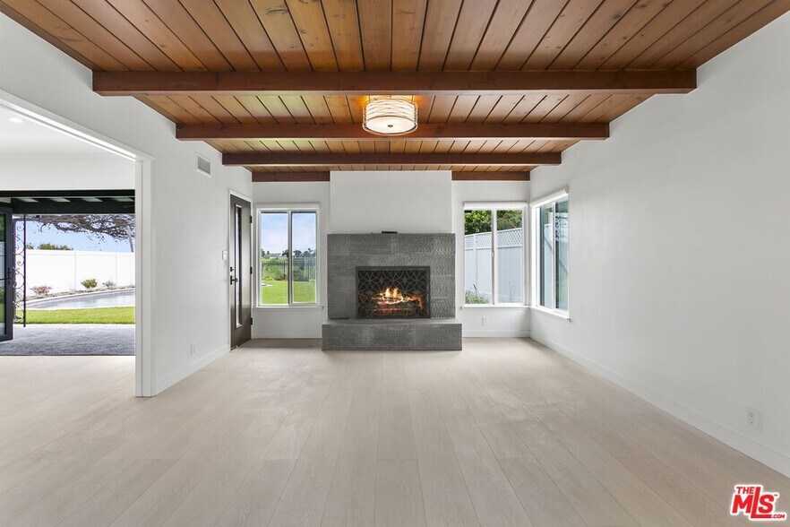 Building Photo - 4444 Don Felipe Dr