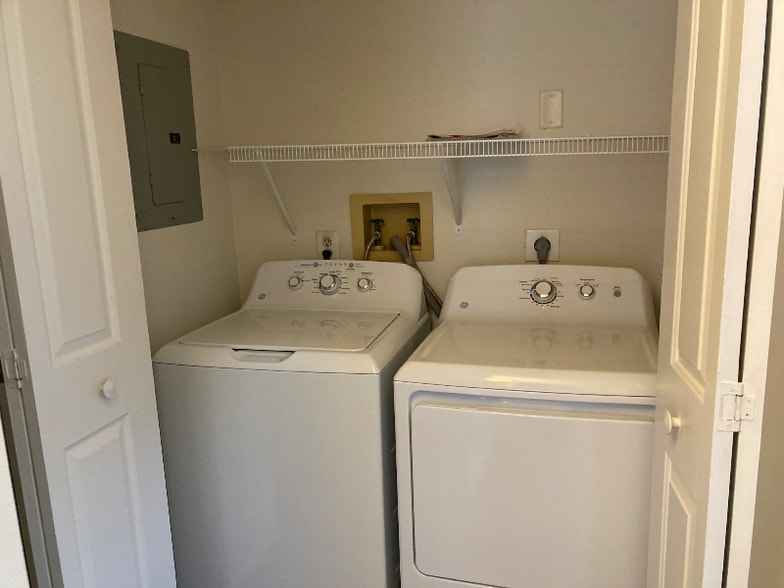 Building Photo - 616 Foxcroft Cir