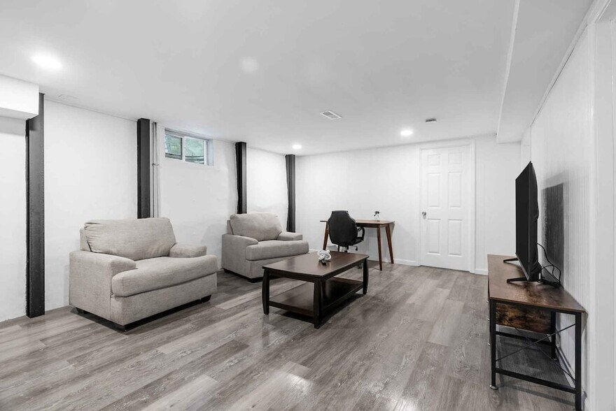 Building Photo - 2633 Garham Dr