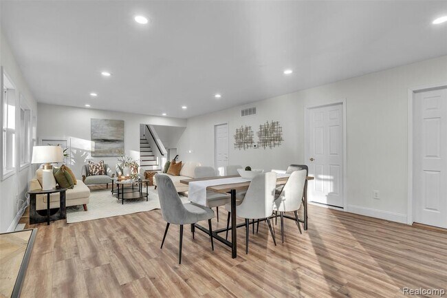 Building Photo - 8165 Leonard Dr