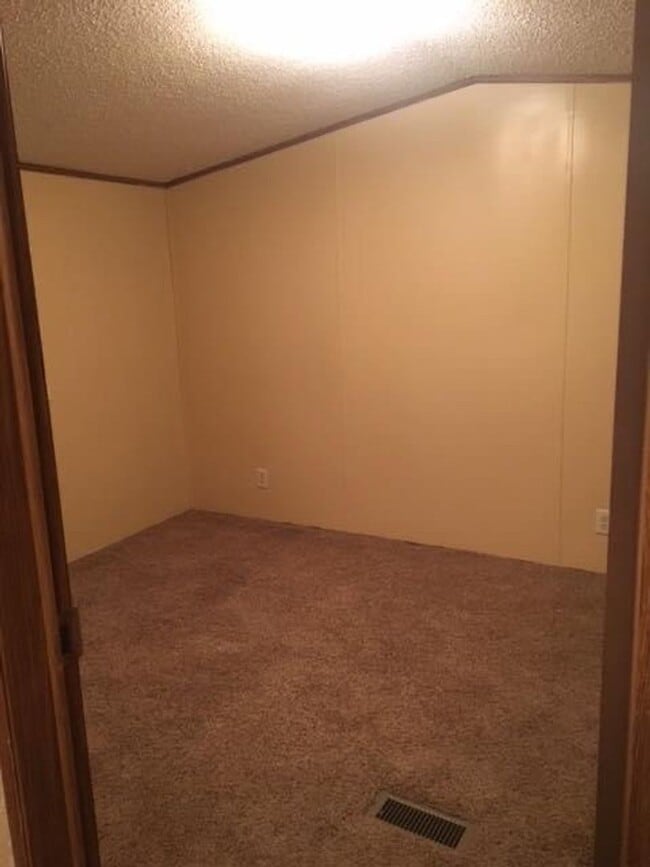 Building Photo - 2 bed 1 bath Country home