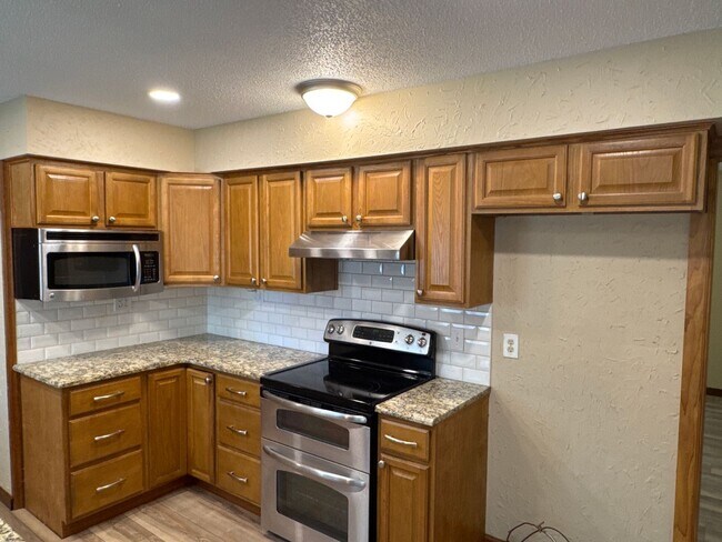 Building Photo - 4 Bedroom 3 Baths Southeast!  $2495