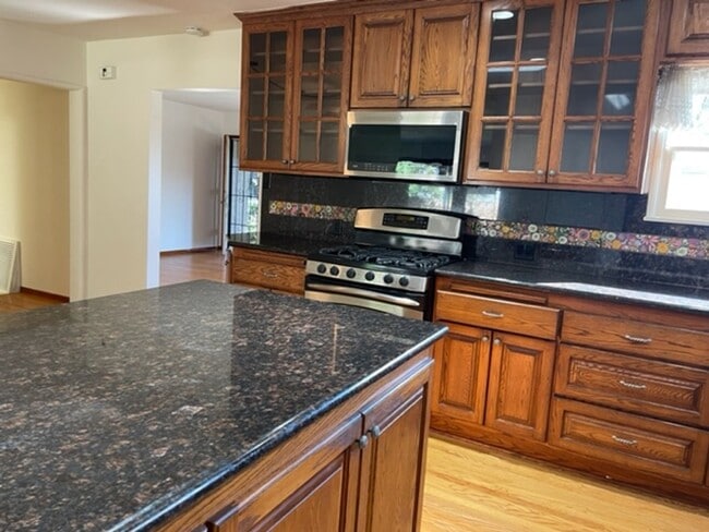 Building Photo - 3 bdr 2 bath Home on Huge lot.