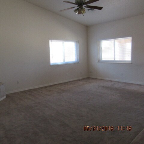 Building Photo - 3 Bedroom 2 bathroom 3 car garage