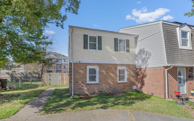 Building Photo - 809 Hampstead Ct