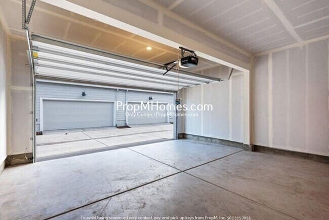 Building Photo - 884 N 18th Ave