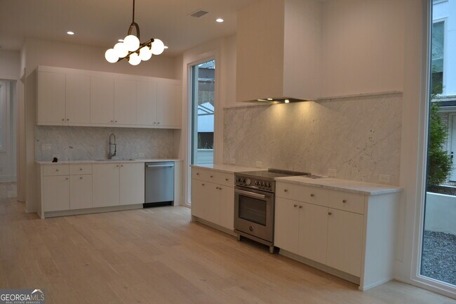 Building Photo - 370 2nd St