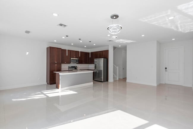 Building Photo - 4352 Veleiros Ave