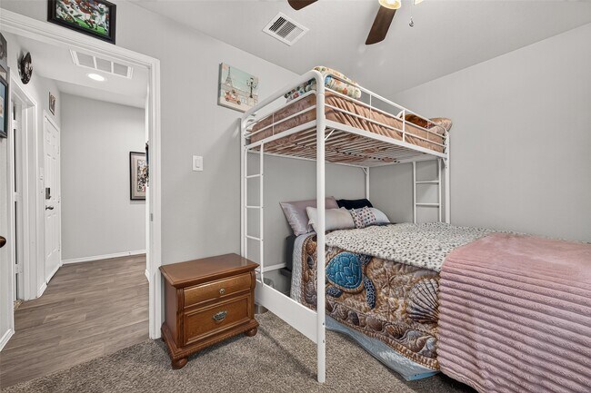 Building Photo - 811 Petunia Falls Ln
