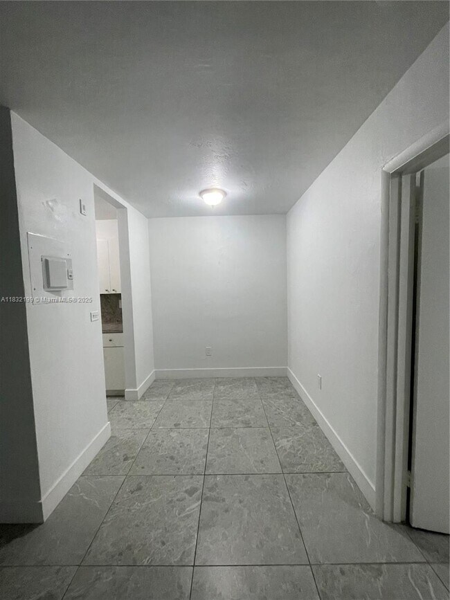 Building Photo - 1100 SW 36th Ct