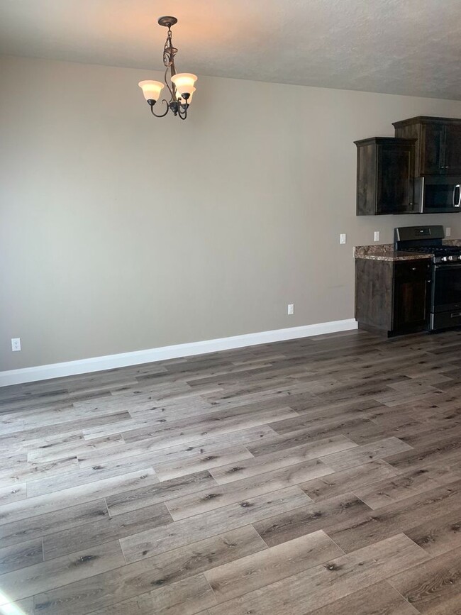 Building Photo - **$300.00 Move-In Bonus** Town home living...