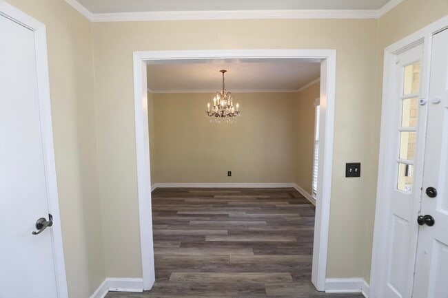Building Photo - 549 Pringle Dr