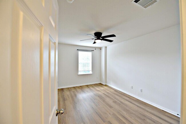 Building Photo - 15012 Fernhill Dr