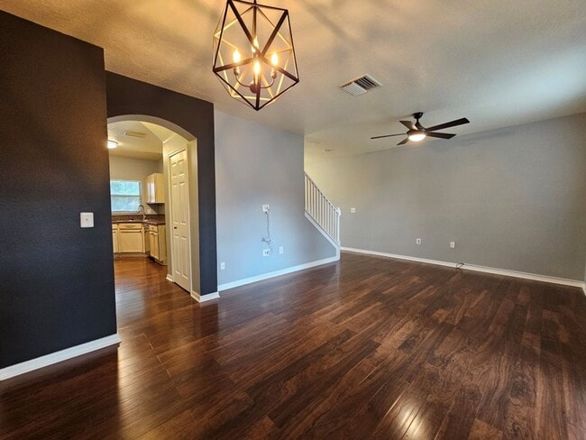 Building Photo - Beautiful 2/2.5 Townhouse