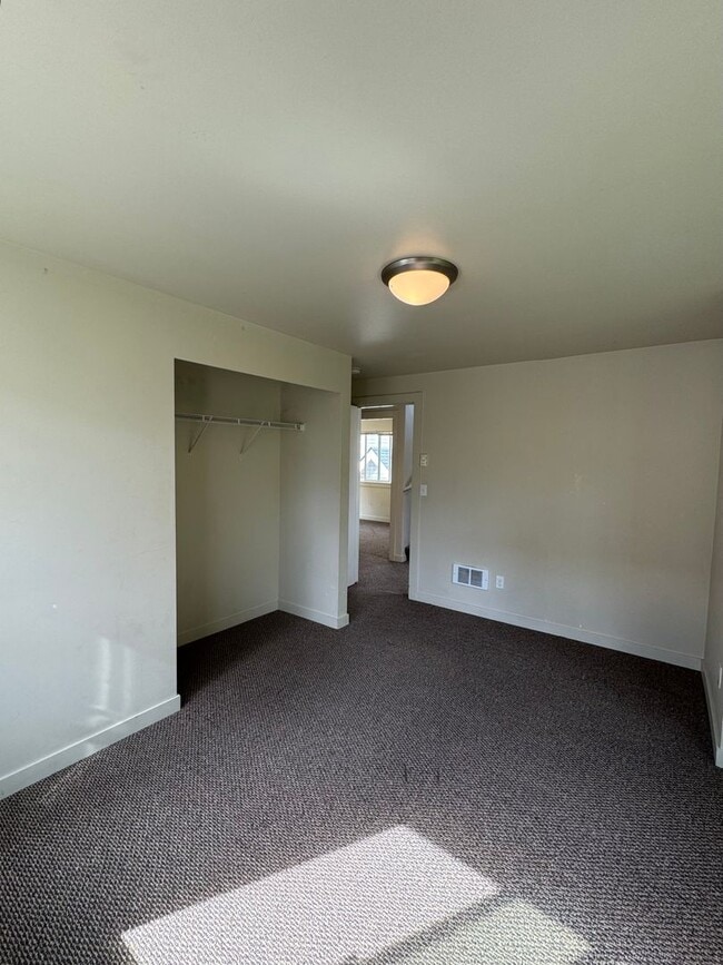 Building Photo - Spacious 9-Bedroom Home in Seattle’s Unive...