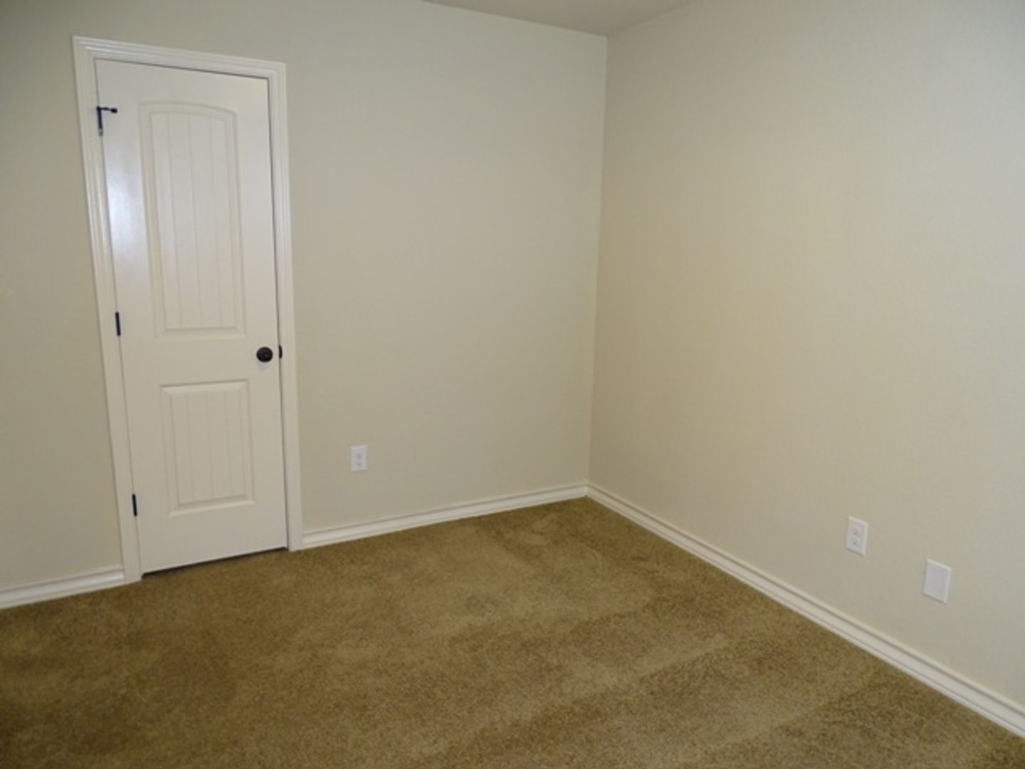 Building Photo - 7054 Lakeview Dr