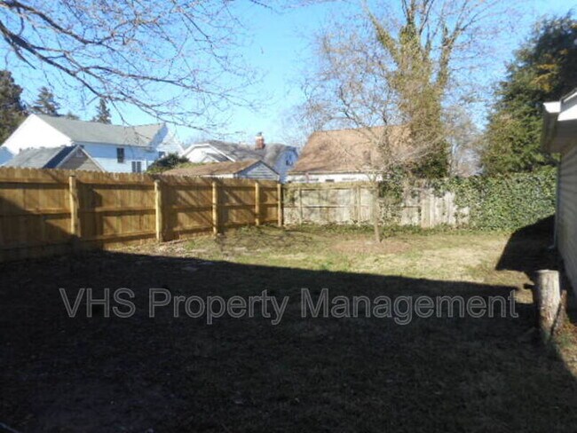 Building Photo - 815 Bright St