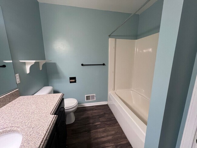 Building Photo - Single Family Home - Three Bedroom Tri-level!