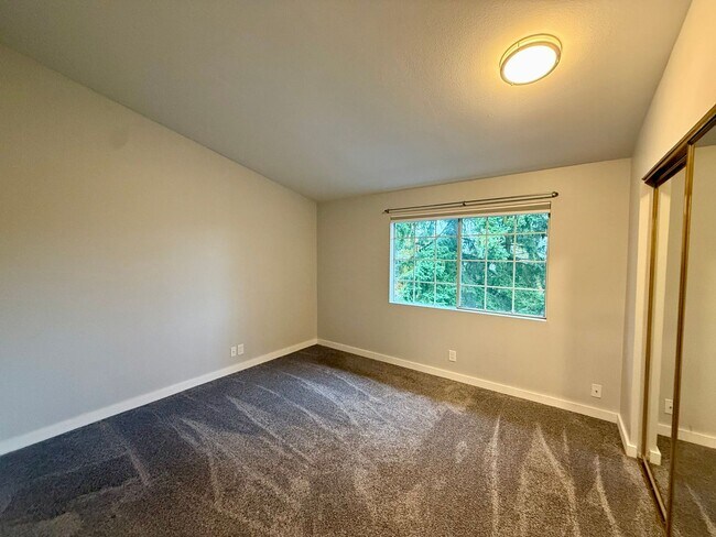 Building Photo - Beautiful 2 bed, 1.5 bath Condo located in...