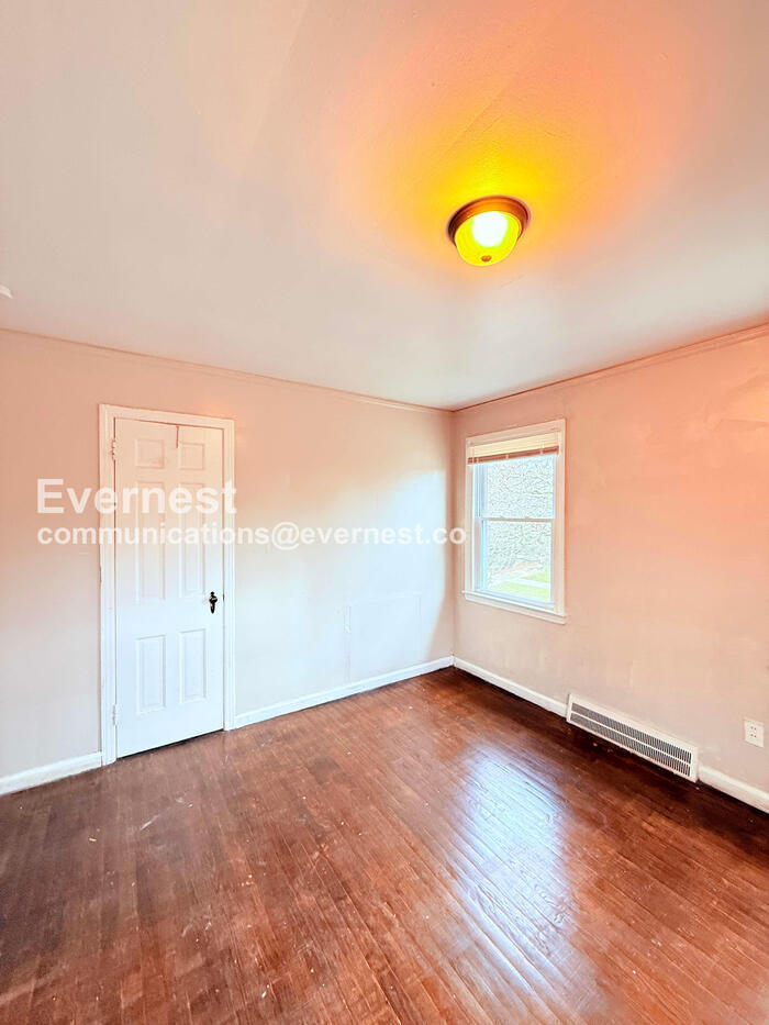 Building Photo - 5747 Lakepointe St