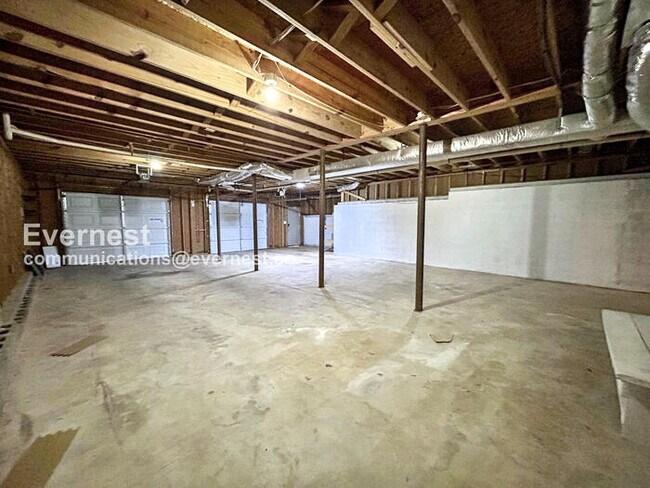 Building Photo - 204 Battle Dr