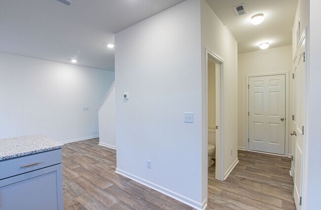 Building Photo - BEAUTIFUL 3BD/2.5BTH Townhome - Belmont - AUGUST 2026 MOVE IN