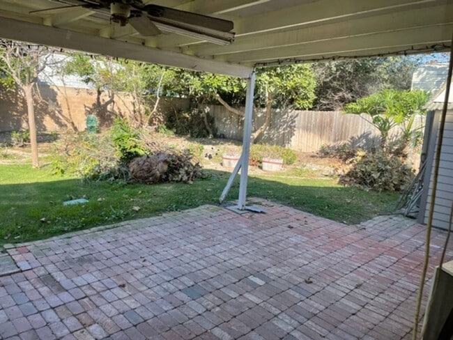 Building Photo - 3 bdr 2 bath Home on Huge lot.