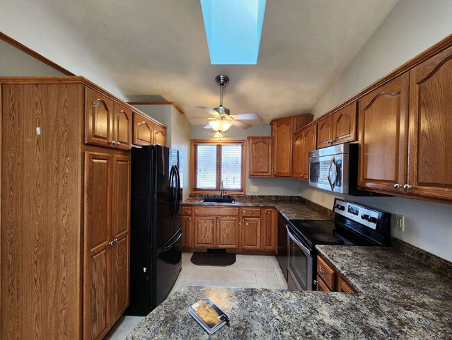 Building Photo - 4 Bedroom Greenville