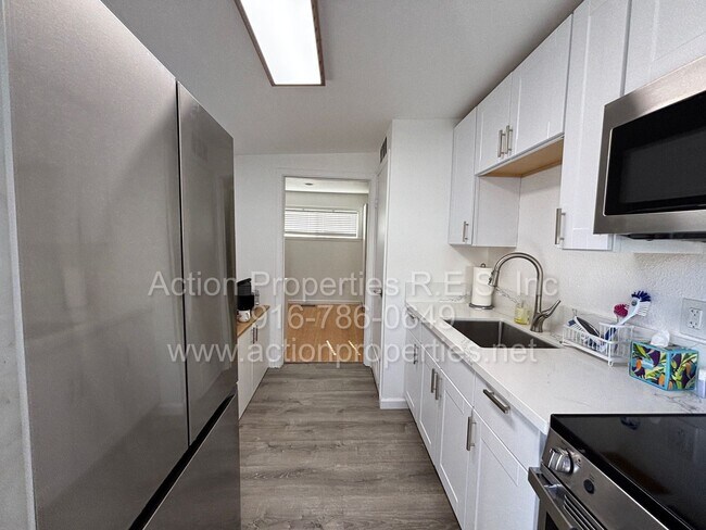 Building Photo - Downtown Roseville - 2 Bed, 1 Bath - Single Level Bungalow - Landscaping Included - Utilities Inc...