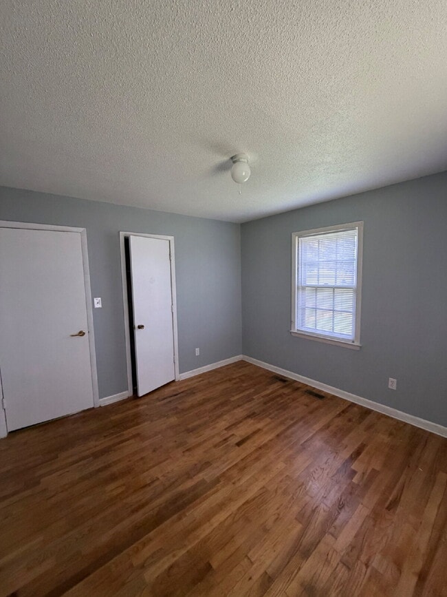 Building Photo - CUTE 3 BR, 1 BA BRICK HOME IN CONVENIENT MT OLIVE LOCATION