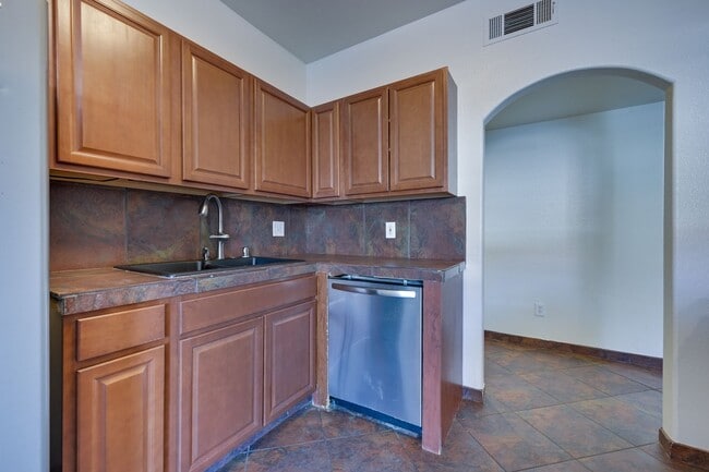 Building Photo - Guard Gated!!! Community Pool, Spa!!! Fitn...