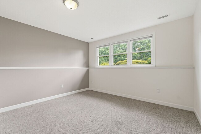 Building Photo - Experience a private retreat just beyond the city limits of Winchester where scenic beauty and re...