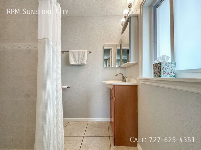 Building Photo - 13535 Boca Ciega Ave