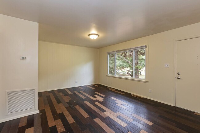 Building Photo - 817 S Plum St
