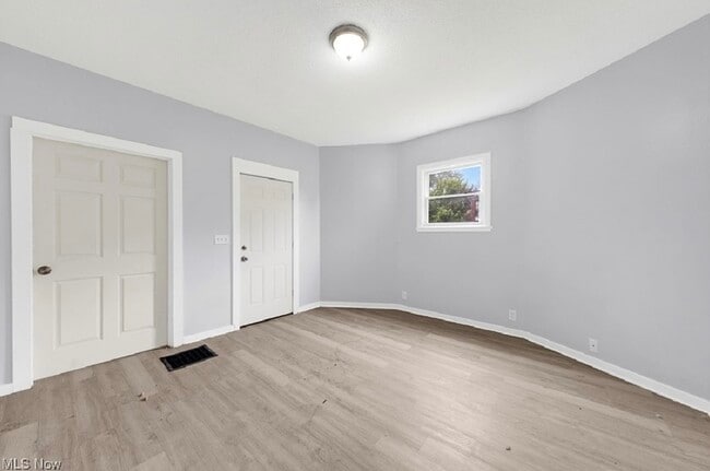 Building Photo - 2056 W 95th St
