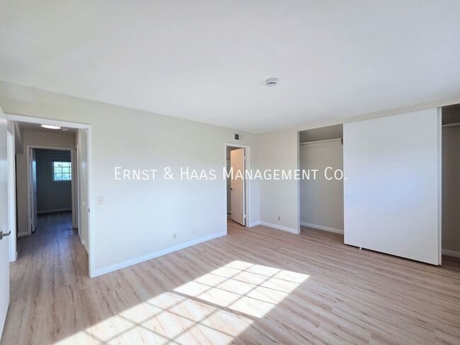 Building Photo - 1219 E Jay St