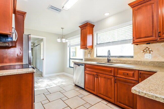 Building Photo - 1940 Ripon Dr