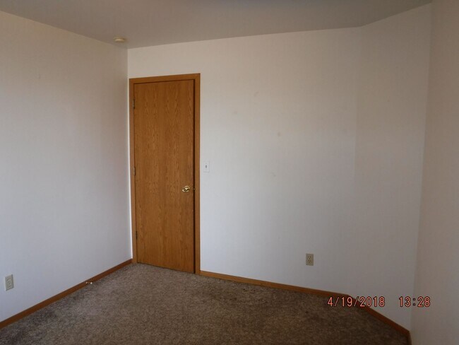 Building Photo - 3 Bedroom Home- Close to Parks and Schools!!- Dog Negotiable!!