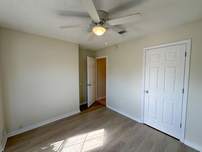 Building Photo - Updated 3 bedroom 2 bath brick home located in the Cottages at Marcus Lake!