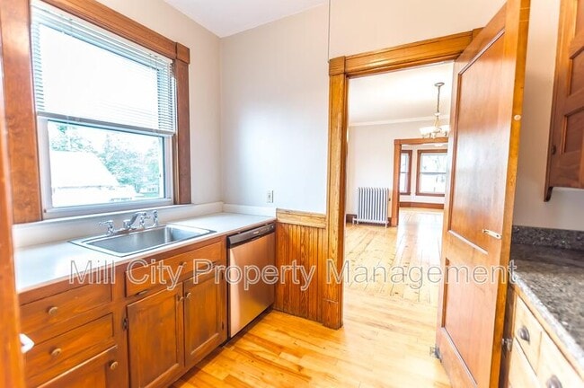 Building Photo - 105 Ray St