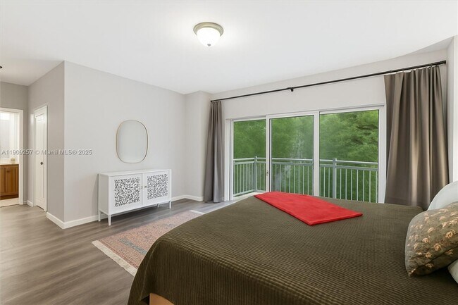 Building Photo - 2730 SW 26th St