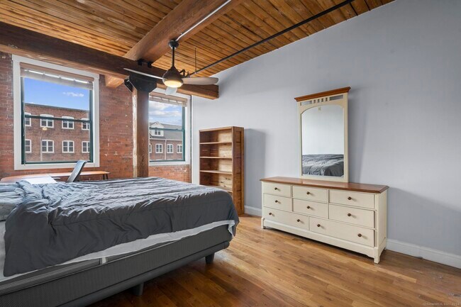 Building Photo - 145 Canal St E