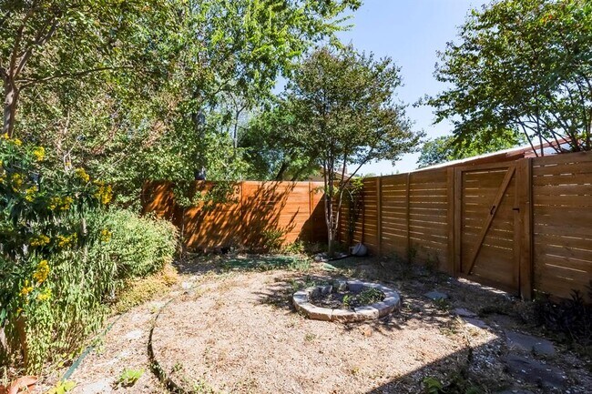 Building Photo - 1204 Woodfield Dr