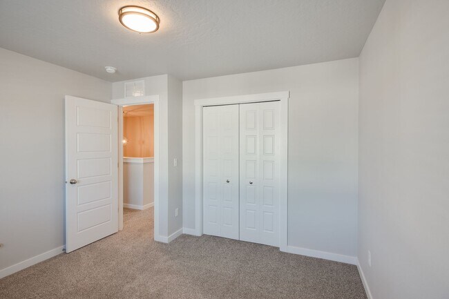 Building Photo - Modern Townhome ready for you today!