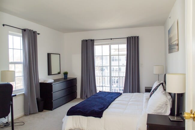 Building Photo - 889 Green St