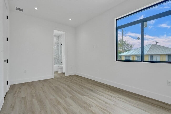 Building Photo - 606 SW 7th Ave