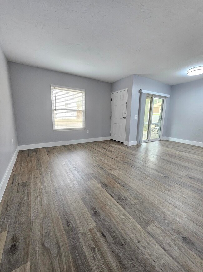 Building Photo - 1530 Live Oak Dr