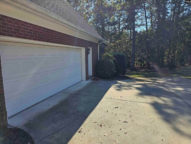 Building Photo - 120 Mossy Ln