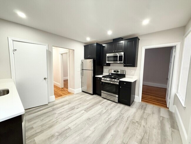Primary Photo - 71 Saxton St