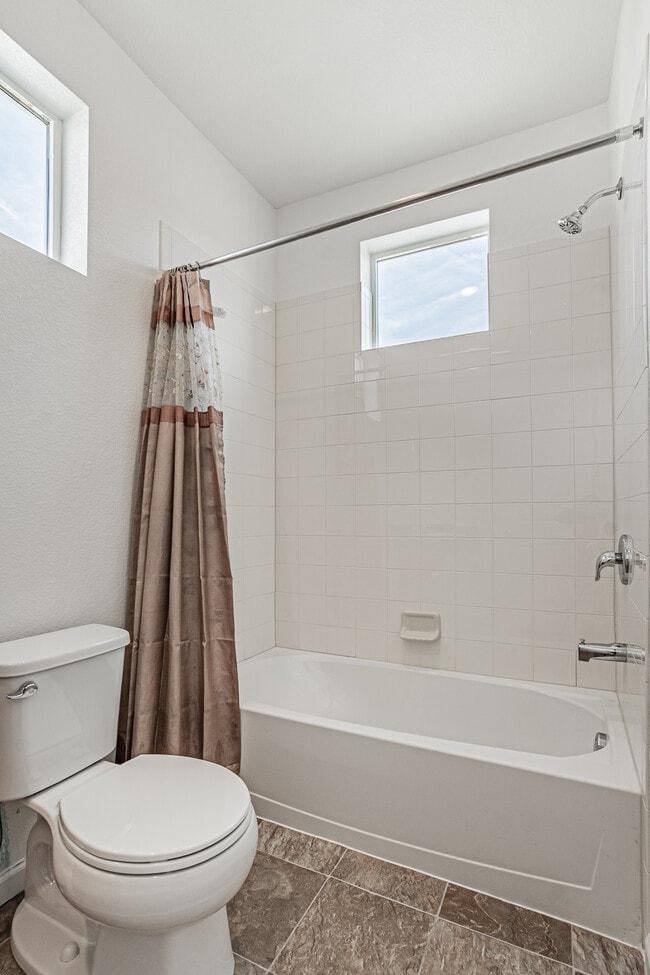 Building Photo - 1047 Oak Cir